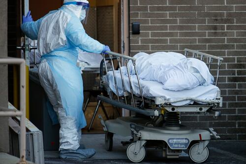 Coronavirus, orrore a New York: i cadaveri finiscono nei parchi