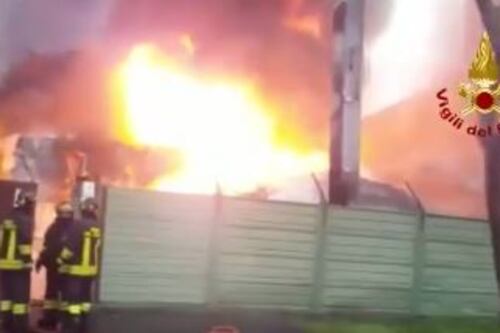 Cologno Monzese, incendio nella cartiera