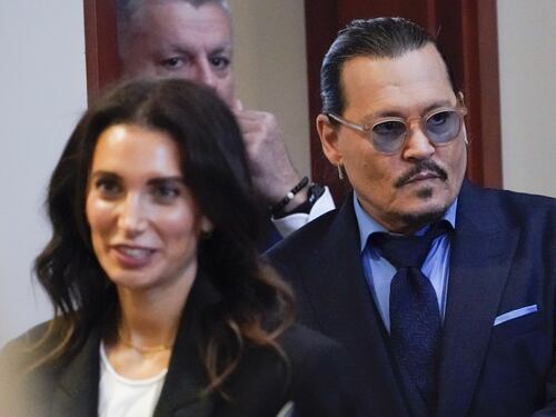 Johnny Depp dimentica il processo contro Amber Heard e vola in Europa: rischia di saltare il verdetto