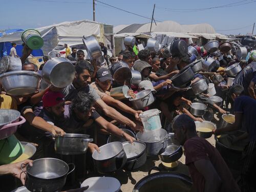 Gaza, almeno 27 morti per gli spari su palestinesi in attesa di aiuti. La versione dell’Idf