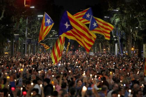 Catalogna, Madrid sospenderà l'autonomia