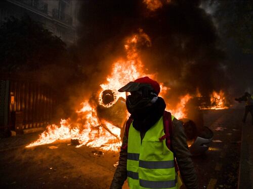 Riesplode la protesta dei gilet gialli, scontri e feriti sugli Champs-Élysées