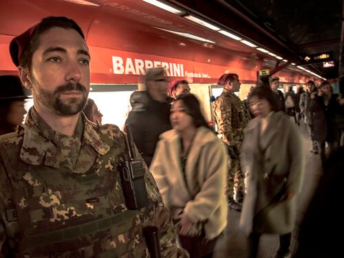 Baby borseggiatori in metro. I militari sventano due furti