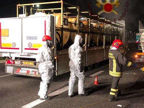 Autocisterna sversa acido cloridrico sulla Roma-Fiumicino. Chiusa l'autostrada per tre ore