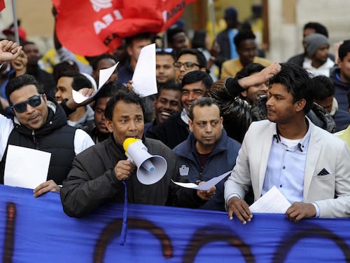 La Raggi al Prefetto: "Limitare i migranti a Roma". E Grillo sul blog: chiuderemo i campi rom