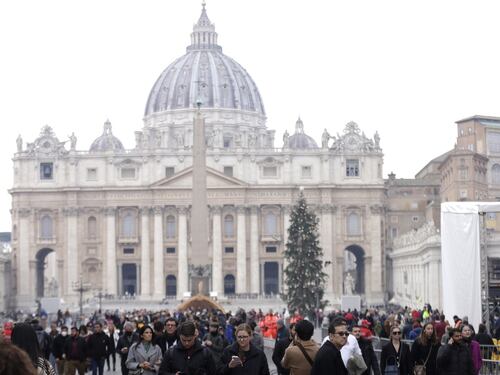 Papa Ratzinger, potenti e fedeli in fila per l'ultimo saluto a Benedetto XVI