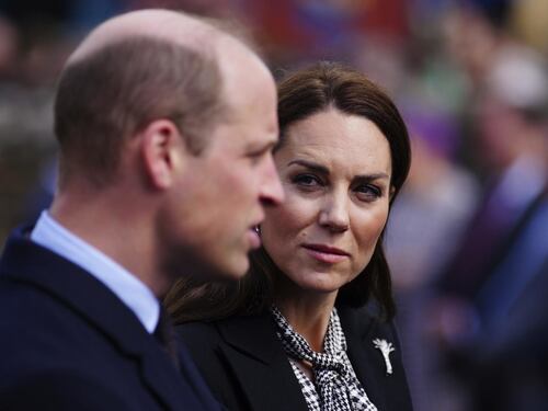 William d'Inghilterra alticcio in un night club. Aria di crisi a Buckingham Palace