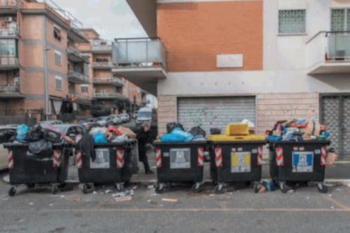 Roma già sommersa dai rifiuti: caos a Malagrotta e ora immondizia ovunque
