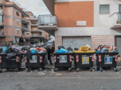 Roma già sommersa dai rifiuti: caos a Malagrotta e ora immondizia ovunque