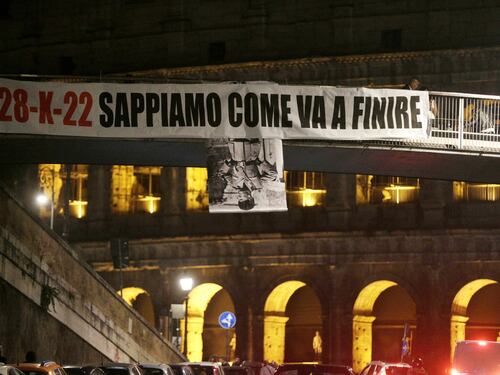 Guerra di striscioni al Colosseo per il centenario della Marcia su Roma
