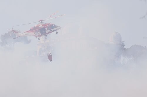 Roma, l'incendio a Monte Mario scatena il panico. Auto in fiamme, case e Rai evacuate