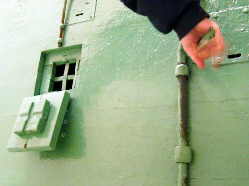 Furia in carcere. Nordafricano prende a pugni e strangola un poliziotto
