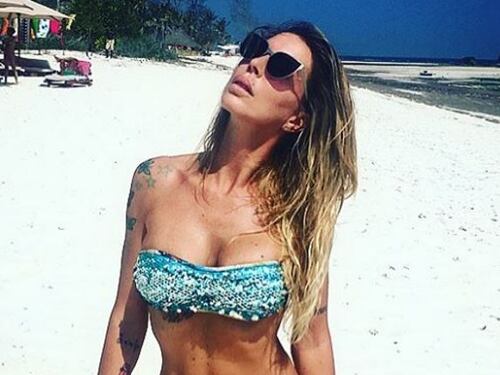 Natale in bikini, Guendalina Canessa si spoglia in Kenya