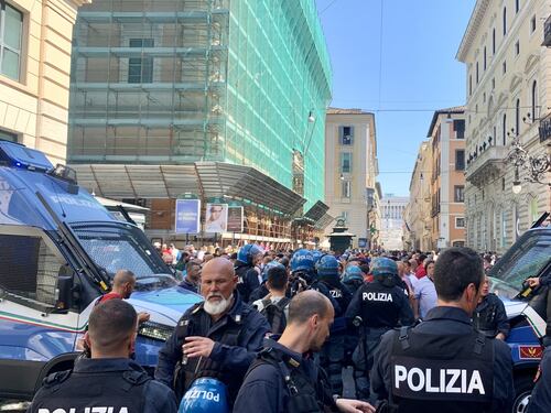 Sciopero taxi Roma, un'altra giornata ad alta tensione: esplosioni e caos. Blindato Palazzo Chigi