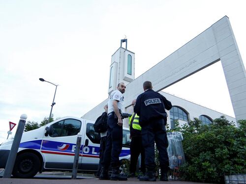 Tenta di investire la folla fuori dalla moschea a Parigi: arrestato