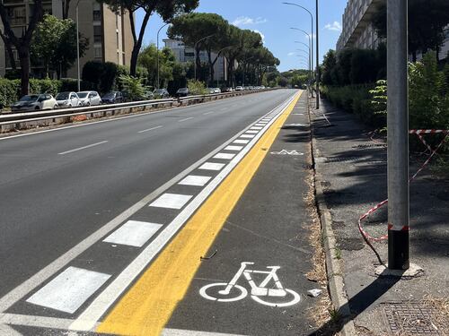 Eur, i residenti: "No a un'altra ciclabile. Vogliamo i parcheggi"