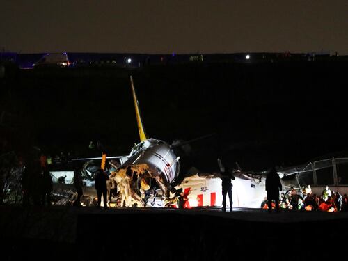 Aereo si spezza e prende fuoco sulla pista d'atterraggio. Tragedia sfiorata a Istanbul