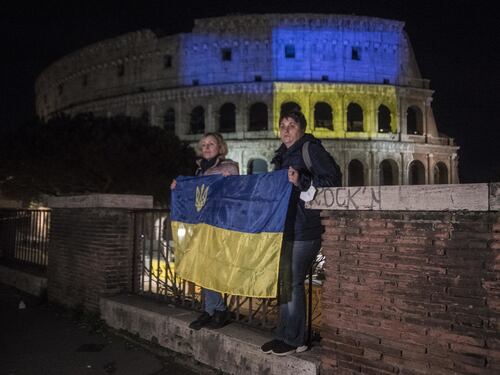 L’imbarazzante omaggio all’Ucraina: il Colosseo si illumina ma il risultato è scadente