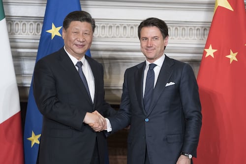 Conte “il cinese” vuole spingere l'Italia tra le braccia di Pechino