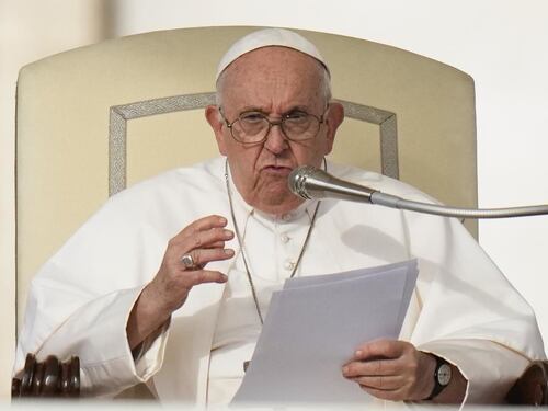 Vaticano, il Papa blocca la prescrizione: l'ex gesuita Rupnik a processo per abusi