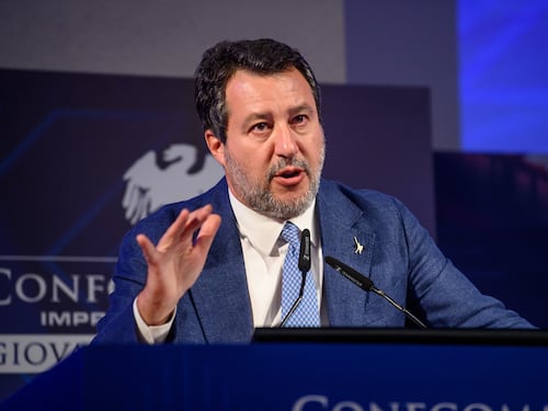 Salvini rilancia la Lega: “Squadra unita, avanti verso la vittoria”. Gelati i team Vannacci