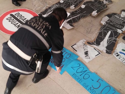 Trattati Roma, spranghe e maschere nelle siepi e blocchi stradali col filo spinato