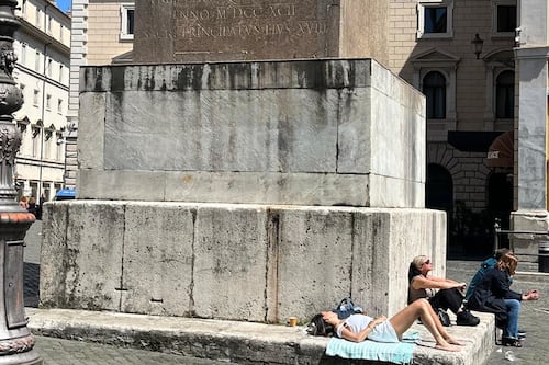 Piazza di Montecitorio, teli da mare e piedi scalzi: lo sfregio all'obelisco