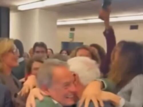 Napoli, delirio magistrati: Bella Ciao e cori contro la Meloni