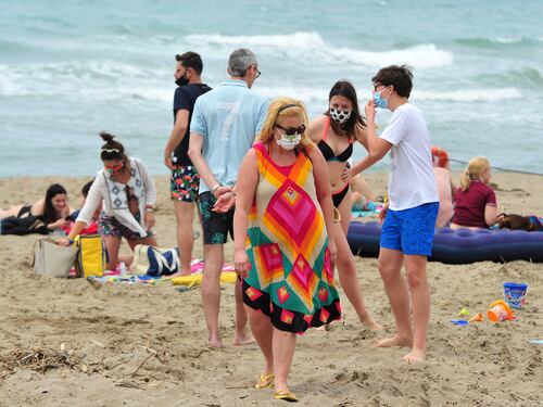 Al mare con la mascherina? L'immunologo dell'Umberto I smonta i paranoici