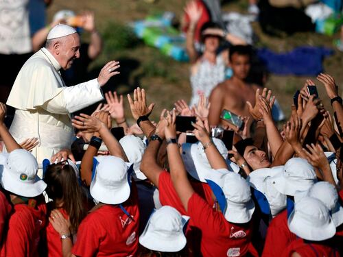 Settantamila giovani al Circo Massimo per il Papa: "Non lasciatevi rubare i sogni"