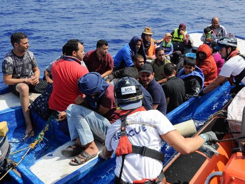 Libia, la Guardia costiera spara e uccide due migranti sudanesi: 5 feriti