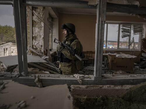 Soldati russi intercettati, le telefonate agghiaccianti a casa: "Ruba tutto". Saccheggi e crimini, orrore senza fine