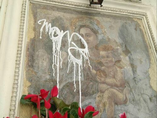 Roma, sfregiata la Madonna dell'Arco di San Callisto a Trastevere