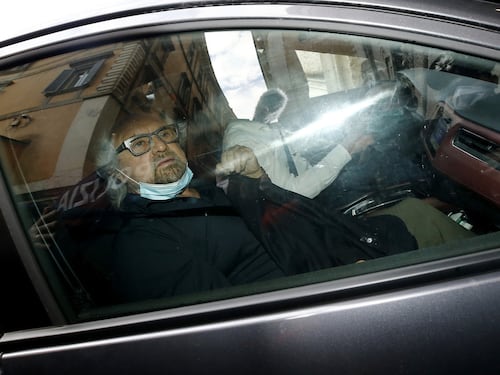 Beppe Grillo prende in ostaggio i giornalisti e non lo processa nessuno