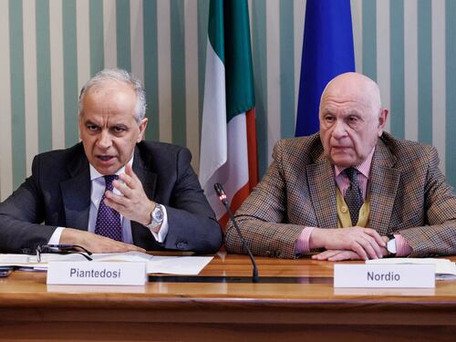 Giustizia e migranti, avanti tutta. Paragone esalta i miracoli di Nordio e Piantedosi