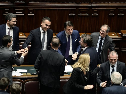 La manovra è legge tra le polemiche. Moscovici: "Vigileremo su tutto"