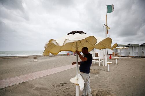 Ribaltone sulle spiagge di Ostia, il bando riparte ma la stagione è a rischio