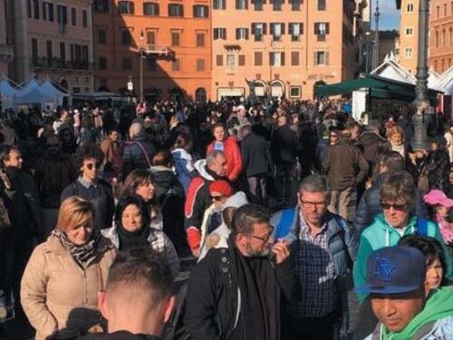 Roma, la Befana stracciona di piazza Navona
