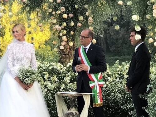The Ferragnez: Chiara Ferragni, Fedez, i genitori e le damigelle: ecco i look