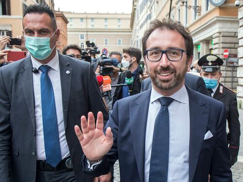Alfonso Bonafede, volo di Stato d'oro per andare da Napoli a Roma