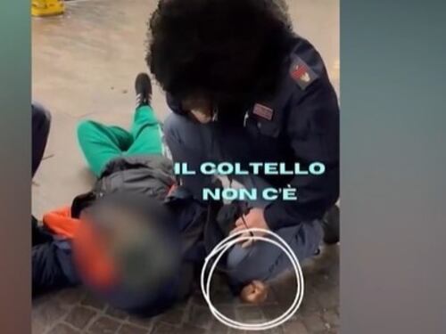 Ilaria Cucchi, bufera per il video del migrante colpito dal poliziotto. "Tagliato ad arte"