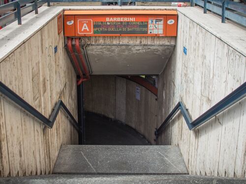Muore investito dalla metro a Barberini, linea A sospesa per ore