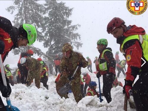 Hotel Rigopiano, quarto giorno di ricerche disperate nella nebbia
