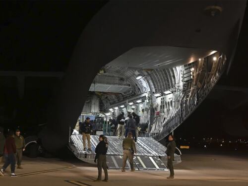 Migranti espulsi, la Colombia vieta l'ingresso agli aerei di Trump