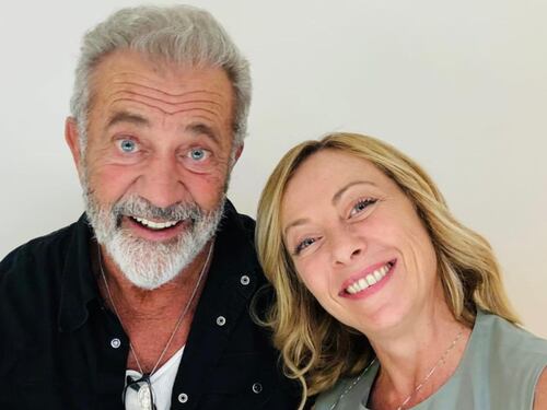 Giorgia Meloni, il selfie con Mel Gibson e l'elogio di Elon Musk sui migranti