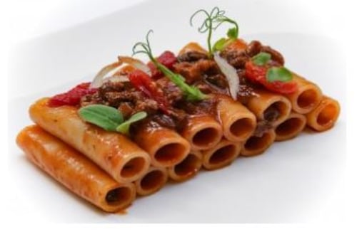 Candela spezzata con coda alla vaccinara, cioccolato e provolone del Monaco