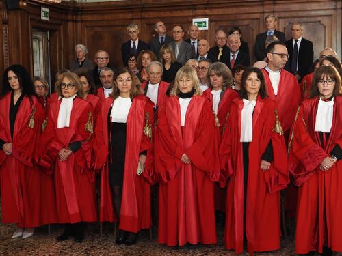 Toghe in rosso, scoppia la guerra nell’Anm. L’allarme: “Se so’ magnati tutto”