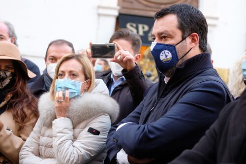 Conte e Renzi fanno litigare l’opposizione. Meloni: “Sfiducia”. La Lega: “È un favore al premier”