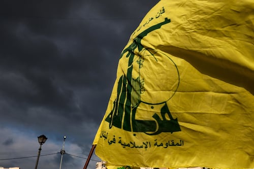 Milano, 25 aprile con la bandiera di Hezbollah. Perquisita: "Istigazione al terrorismo"