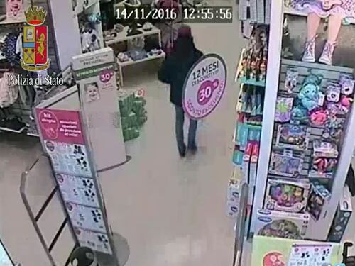 Il rapinatore seriale del negozio per bambini incastrato dalla telecamere